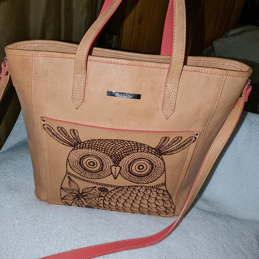 Tannino Cuero leather bag with owl details. Made in Colombia.